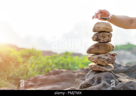 Equilibrio y armonía la pila de piedra, la diferencia siempre sobresaliente y poner en la parte superior, la piedra, el equilibrio, la roca, concepto pacífica Foto de stock