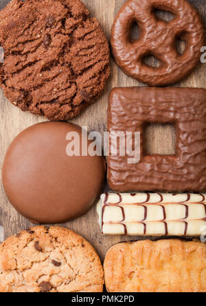 Avena y galletas de chocolate selección sobre la plancha de madera sobre fondo de cocina de piedra Foto de stock
