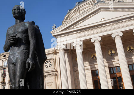 Estatua del poeta Mihai Eminescu delante del Ateneo Rumano (Sala de Conciertos) en Bucarest. Foto de stock