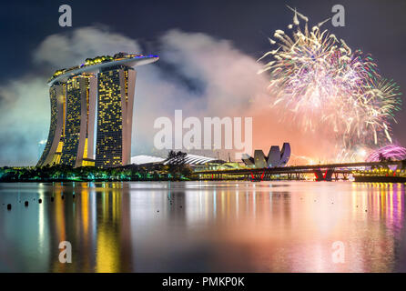 Año Nuevo Fuegos artificiales por encima de Marina Bay en Singapur. Foto de stock