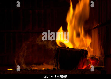 Hermosa la leña en llamas y el humo de la chimenea Foto de stock