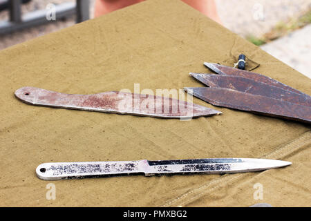 Cuchillo de lanzamiento negro. Arma de un ninja o asesino. Aísle sobre un  fondo blanco Fotografía de stock - Alamy