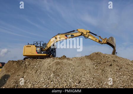 Excavadora hidráulica Caterpillar 323e en un sitio de construcción Foto de stock