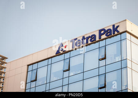 Belgrado, Serbia - JSEPTEMBER 19, 2018: el logotipo de Tetra Pak en su oficina principal para Serbia. Tetra Pak es una compañía multinacional sueca especializada en fo Foto de stock