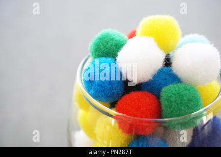 Pom poms multicolor bolas de lana de vidrio. Vivid y divertido concepto de fondo