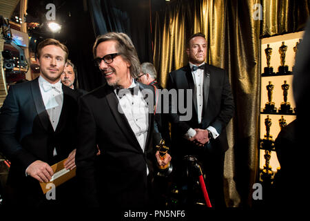 Charles Randolph backstage con el Oscar por Mejor gui n