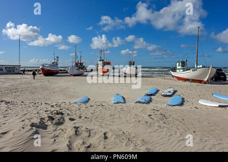 Barcos de pesca tirado en la playa en Løkken Vendsyssel, Jutlandia Dinamarca Europa Foto de stock