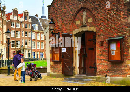 Amsterdam, Holanda - 31 de marzo de 2016: Begijnhof patio con entrada de la iglesia, casas y personas en Amsterdam, Holanda Foto de stock
