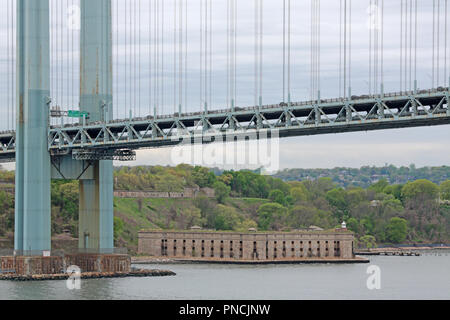 Detalle del puente colgante sobre el río Hudson con Fort Wadsworth en shoreline Foto de stock