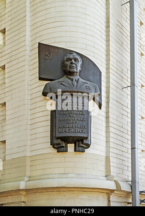 Dnipro, Ucrania - Mayo 05, 2018: Leonid Brezhnev la placa conmemorativa en la fachada de la antigua mansión en que él vivió. Foto de stock