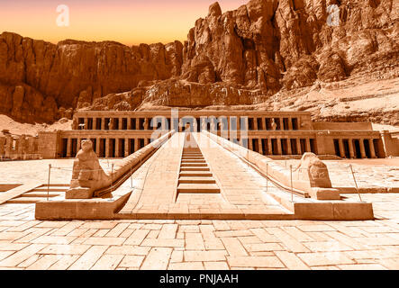 El templo mortuorio de Hatshepsut, también conocido como el Djeser-Djeseru. Construido para la XVIII Dinastía el faraón Hatshepsut Foto de stock