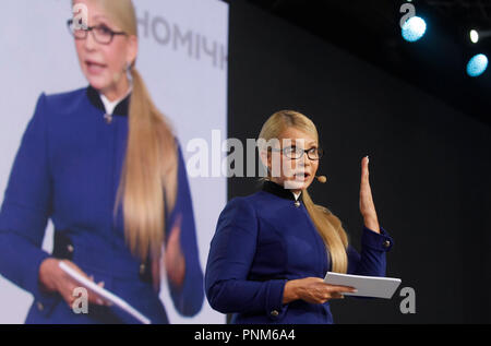 Yulia Tymoshenko ,el líder de la oposición ucraniana es visto hablando durante la presentación de "El nuevo rumbo económico de Ucrania en Kiev. Foto de stock