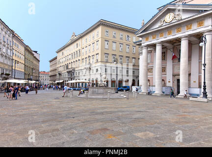 El Palazzo della Borsa (Stock Exchange) en Trieste, Italia (extrema derecha), domina la plaza homónima y delimita una zona peatonal en Trieste. Foto de stock