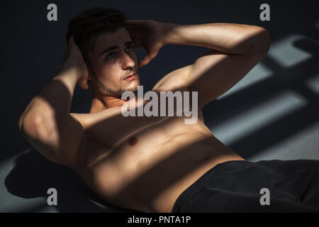 Crunch abdominal entrenamiento máquina hombre sentarse en el gimnasio  Fotografía de stock - Alamy