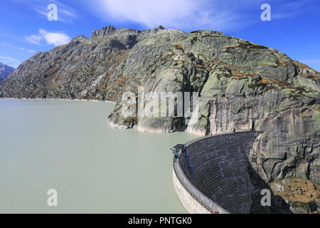 Lago de barrera de Grimsel con agua de glaciar de los Alpes, Suiza Foto de stock