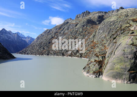Barrera de Grimsel del lago con las montañas de los Alpes, Suiza Foto de stock
