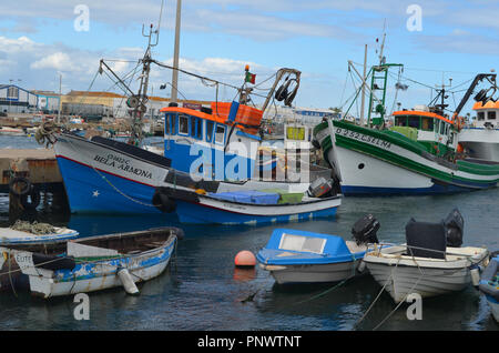 La flota artesanal en el puerto pesquero de Olhão, Algarve, Sur de Portugal