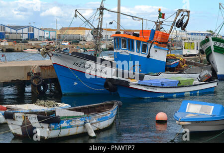 La flota artesanal en el puerto pesquero de Olhão, Algarve, Sur de Portugal