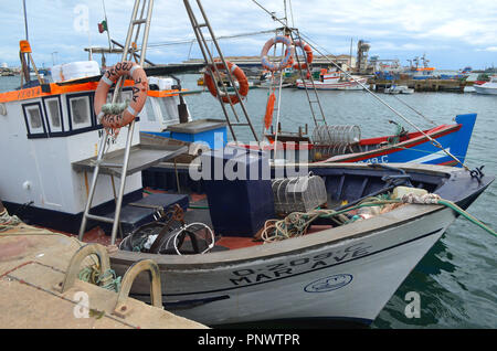 La flota artesanal en el puerto pesquero de Olhão, Algarve, Sur de Portugal
