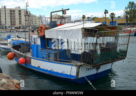 La flota artesanal en el puerto pesquero de Olhão, Algarve, Sur de Portugal