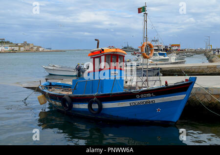 La flota artesanal en el puerto pesquero de Olhão, Algarve, Sur de Portugal