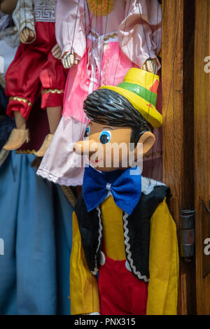 Talladas a mano Venta de marionetas checo en Praga, República Checa Foto de stock