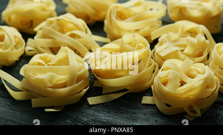 Rollos de espaguetis crudos Foto de stock