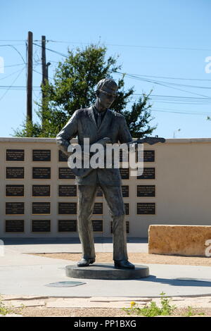 Buddy Holly estatua en bronce por conceder la velocidad en el Paseo de la Fama de Texas oeste situado enfrente del Buddy Holly Center en Lubbock, Texas, EE.UU. Foto de stock