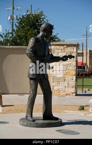 Buddy Holly estatua en bronce por conceder la velocidad en el Paseo de la Fama de Texas oeste situado enfrente del Buddy Holly Center en Lubbock, Texas, EE.UU. Foto de stock