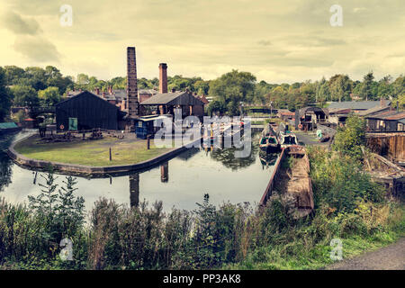 Muelle de barcos, la cuenca hidrográfica del canal y el taller de edificios en Black Country Living Museum, Dudley, Reino Unido Foto de stock