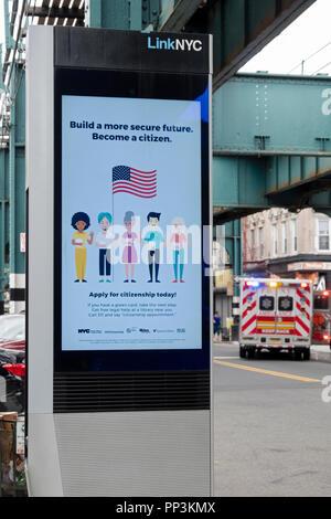 Un mensaje en español en un enlace NYC pantalla alentando a los inmigrantes con tarjetas verdes para registrarse para votar. En Queens, Nueva York Foto de stock