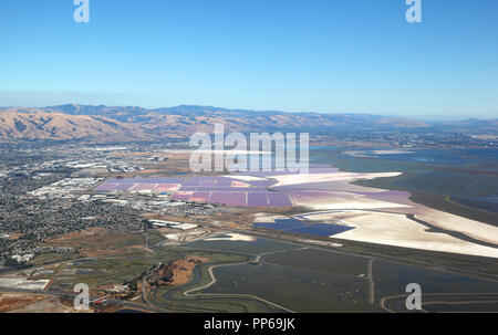 San Francisco Bay Area: Vista aérea de los estanques de evaporación de sal de humedales y pantanos en la zona de la bahía sur.