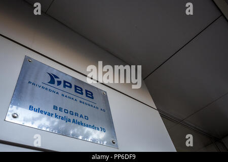 Belgrado, Serbia - Septiembre 23, 2018: el logotipo de PBB en su antigua oficina principal en Belgrado. También conocido como Privredna Banka Beograd, era un banco serbio Foto de stock