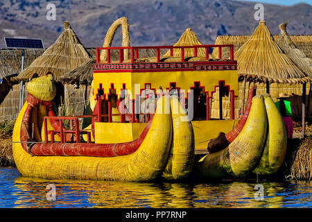 Barcos de juncos de totora en el Lago Titicaca a las islas flotantes de los Uros Foto de stock