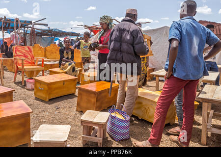 Dolo mercado Mena, en la región de Oromia, en Etiopía. Los muebles. Tinción de la madera, la cama. Foto de stock