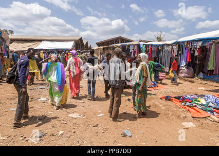 Dolo mercado Mena, en la región de Oromia, en Etiopía. Ropa Foto de stock