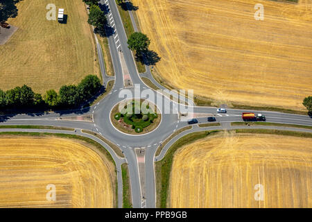 Vista aérea de la Rotonda, entre campos cosechados, Westring, Beelen, Münsterland, Renania del Norte-Westfalia, Alemania Foto de stock