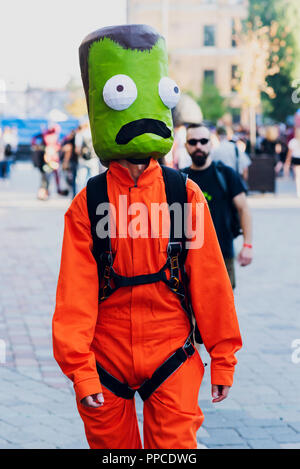 El 22 de septiembre de 2018 en Kiev, Ucrania, Planta de Arte Plataforma. festival de cultura pop moderno COMIC CON. Un palo con una cabeza verde y naranja de un general Foto de stock