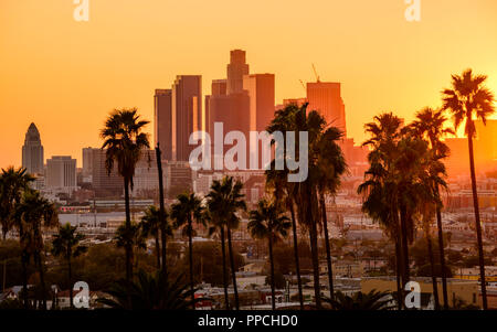 Sunset skyline de Los Angeles, California, Estados Unidos.