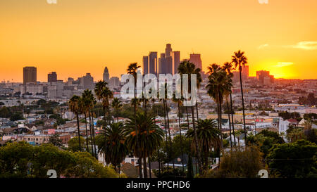 Sunset skyline de Los Angeles, California, Estados Unidos.