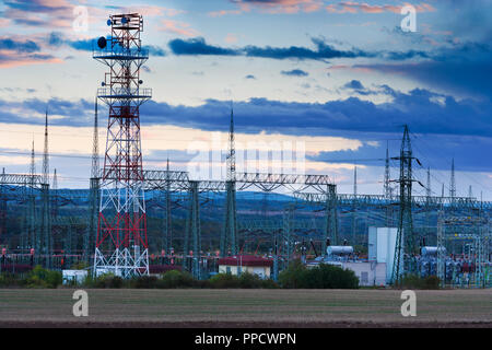 Energía eléctrica - Industria - postes de electricidad al atardecer con cielo coloful Foto de stock