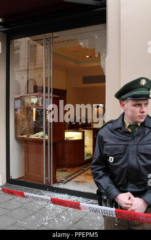 Acordonado en la escena del crimen Maxmilianstrasse después de un robo de joyas en Munich, Alemania. Foto de stock