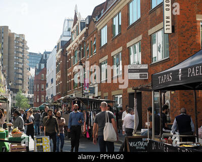 Vista a lo largo de la calle Market y puestos de comida en cuero Lane Londres Foto de stock