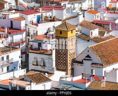 Tejados de baldosas y minarete árabe convertido en torre de la iglesia, Archez, ruta mudéjar, Parque Natural Sierras de Tejeda, Axarquia, Andalucía, España Foto de stock