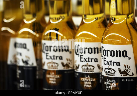 Detalle de las botellas de cerveza Corona se alinearon en la tienda. Cerveza  Corona Extra es el producto estrella de la empresa mexicana Grupo Modelo  Fotografía de stock - Alamy