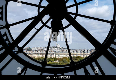 Ciudad de París a través de la gigante de vidrio de reloj en el Musee d'Orsay