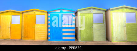 Cabañas de playa brillantes colores azul y amarillo verde con vistas panorámicas en HDR
