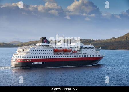 El ferry de Hurtigruten, MS POLARLYS, partiendo Harstad, Navegando hacia el sur en el Vågsfjord, Noruega. Foto de stock