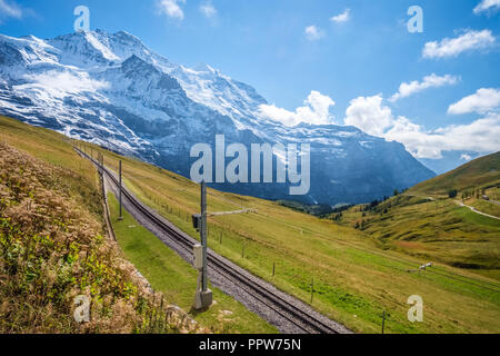 Vía férrea desde Kleine Scheidegg a través de túneles en el Eiger y el Monch a Jungfraujoch, la estación de tren más alta de Europa (Alpes Berneses, Suiza) Foto de stock