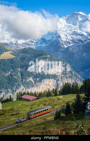Mirando la parte de ferrocarril Lauterbrunnen-Murren bergbahn (Suiza)..Murren es un tradicional pueblo de montaña inaccesibles por carretera pública Foto de stock
